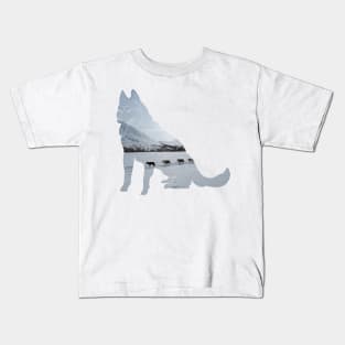 Huski dog in snow - dogsledging Kids T-Shirt